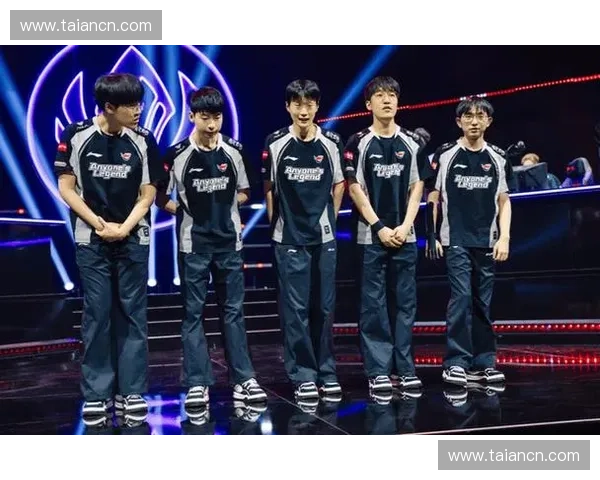 《LOL官方赛事全程回顾与分析 聚焦顶级战队激烈对决》 《LOL官方赛事全程回顾与分析 聚焦顶级战队激烈对决》